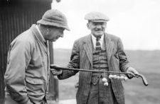 El legendario escritor de golf Bernard Darwin, a la derecha, sostiene el Putter del Presidente en 1932 (cortesía www.wsj.com)