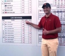 Jon Rahm mostrando récord Mundial Amateur (cortesía www.larrabea.com)