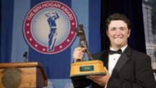 Jon Rahm recibiendo el Ben Hogan Award (cortesía www.cronicagolf.com)