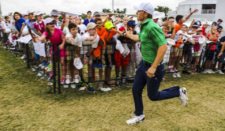 Jordan Spieth y fanáticos (cortesía PGA TOUR / Stan Badz)