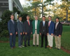 Chairman de AugustaNationalGC & the Masters tournament Billy Payne c/amateurs (Izq-Der), Sammy Schmitz, Romain Langasque, Paul Chaplet, Cheng Jin, Bryson DeChambeau & Derk Bard antes de Cena Amateur (cortesía Augusta National Inc)