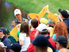 Masters champion Jordan Spieth firma autógrafos para patrones durante el Par 3 Contest at the 2016 Masters Tournament miércoles April 6 2016 (cortesía Augusta National Inc.)