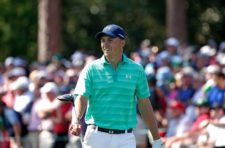 Masters champion Jordan Spieth smiles with the patrons as he walks No. 17 during Practice Round 1 (cortesía Augusta National Inc.)