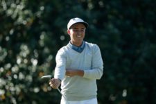 Rickie Fowler prepares to putt on No. 1 during Practice Round 2 (cortesía Augusta National Inc.)