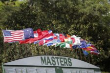 Flags fly above the Main Score board during Round 2 at Augusta National Golf Club on Friday April 8, 2016 (cortesía Augusta National Inc.)