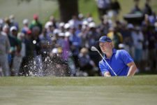 Masters champion Jordan Spieth blasts from the No. 7 bunker where he managed a par during Round 2 at Augusta National Golf Club on Friday April 8, 2016 (cortesía Augusta National Inc.)