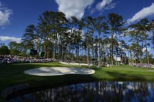 Masters champion Jordan Spieth, Bryson DeChambeau and Paul Casey of England play No. 16 during Round 2 at Augusta National Golf Club on Friday April 8, 2016 (cortesía Augusta National Inc.)