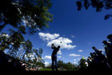 Paul Casey of England hits his tee snot on No. 14 during Round 2 at Augusta National Golf Club on Friday April 8, 2016 (cortesía Augusta National Inc.)