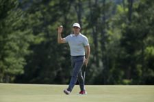 Rory McIlroy of Northern Ireland walks to No. 18 during Round 2 at Augusta National Golf Club on Friday April 8, 2016 (cortesía Augusta National Inc.)