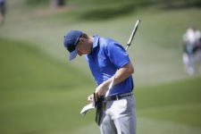 Sunlight reflects off his club as Masters champion Jordan Spieth records his par on No. 7 during Round 2 at Augusta National Golf Club on Friday April 8, 2016 (cortesía Augusta National Inc.)