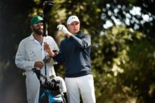 Masters champion Jordan Spieth chooses a driver on No. 2 during Round 1 at Augusta National Golf Club on Thursday April 7, 2016 (cortesía Augusta National Inc.)