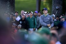 Masters champion Jordan Spieth watches his tee shot on No. 17 during Round 3 at Augusta National Golf Club on Saturday April 9, 2016 (cortesía Augusta National Inc.)