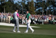 Danny Willett of England congratulates playing partner Lee Westwood of England on No. 18 (cortesía Augusta National Inc)