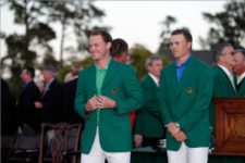 Masters champion Jordan Spieth presents the Green Jacket to 2016 Masters Champion Danny Willett of England during the Green Jacket Presentation (cortesía Augusta National Inc.)