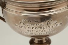 Lot Detail - 1915 Pacific Northwest Golf Association Tacoma Mens Championship Sterling Silver Trophy Cup Won By H. Chandler Egan (Helms LA84 Collection) (cortesía catalog.scpauctions.com)