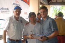 Guillermo Ochoa y Rolando Hernández (Directivos Asia) entregan premio al Long Drive a Gustavo Vera