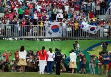 Fans fotografiando a la campeona olímpica (cortesía Stan Badz/PGA TOUR/IGF)