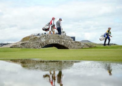 Escenas de un viernes interrumpido pero de gran colorido (cortesía R&A-R&A via Getty Images)