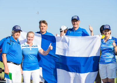 Fans de Finlandia apoyando a Ursula Wikstrom (cortesía Tristan Jones/IGF)