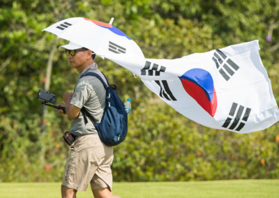 Un fan coreano camina por el campo (cortesía Tristan Jones/IGF)