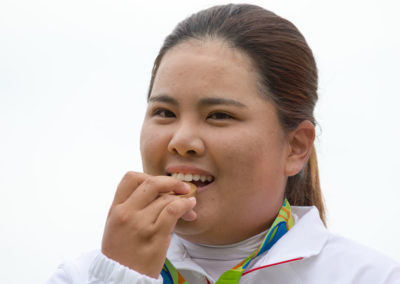 Inbee Park de Corea del Sur muerde su medalla de oro (cortesía Tristan Jones/IGF)