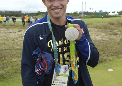 Sam Dorman muestra su medalla de plata olímpica de trampolín (Photo Stan Ba/z/PGA TOUR/IGF)