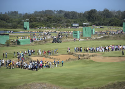 Espectadores caminando por el campo (Photo by Chris Condon/PGA TOUR/IGF)