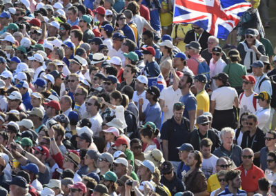 Fans disfrutan la acción en el hoyo 18 (Photo by Chris Condon/PGA TOUR/IGF)