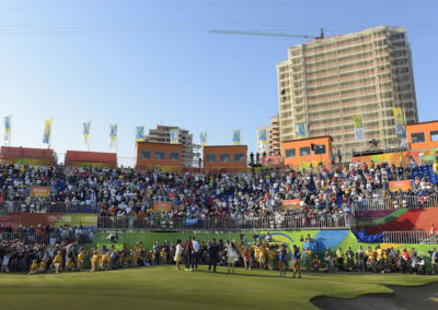 Fans disfrutan la acción en el hoyo 18 (Photo Stan Badz/PGA TOUR/IGF)