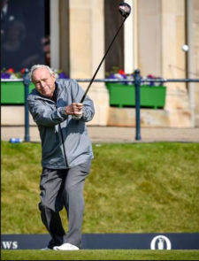 Arnold Palmer saliendo del tee del hoyo 1 en el Champion Challenge (cortesía Ben Stansall / AFP / Getty Images)