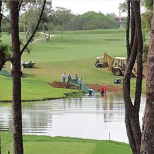 Instalando Propex liner para controlar erosión en la laguna - CG de Panamá