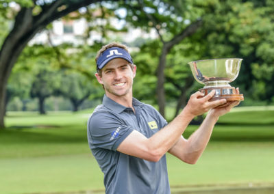 Andrés Echaverría y Trofeo (cortesía Enrique Berardi/PGA TOUR)