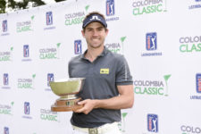 Andrés Echaverría y Trofeo (cortesía Enrique Berardi/PGA TOUR)