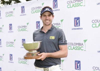 Andrés Echaverría y Trofeo (cortesía Enrique Berardi/PGA TOUR)