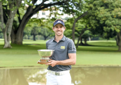 Andrés Echaverría y Trofeo (cortesía Enrique Berardi/PGA TOUR)