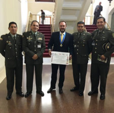 Foto con policía y reconocimiento del premio nacional de periodismo Antonio Nariño Fenalprensa. ACPP al Empresario Deportivo del Año 2015