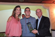 Stefan Holczer Campeón Juvenil del Torneo FVG-VAGC Enero 2017 junto a María Pereda (Pres. VAGC) y Freddy Alcántara (Pres. FVG)