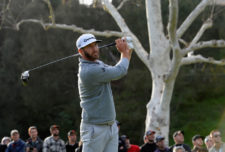 Dustin en tope del mundo luego de pasar por encima del field del Génesis Open (cortesía Chicago Tribune)