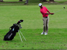 Daniele Cabriles arriba por uno sobre Denis Meneghini, en la primera ronda del Abierto Lagunita Country Club