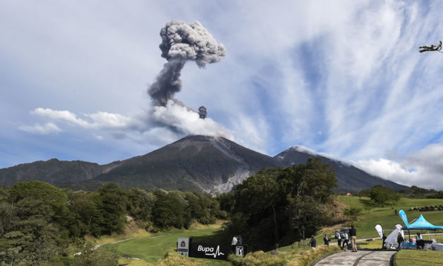 Chileno Espinosa inspirado con Volcán Fuego Maya lleva parcialmente 10 bajo-par