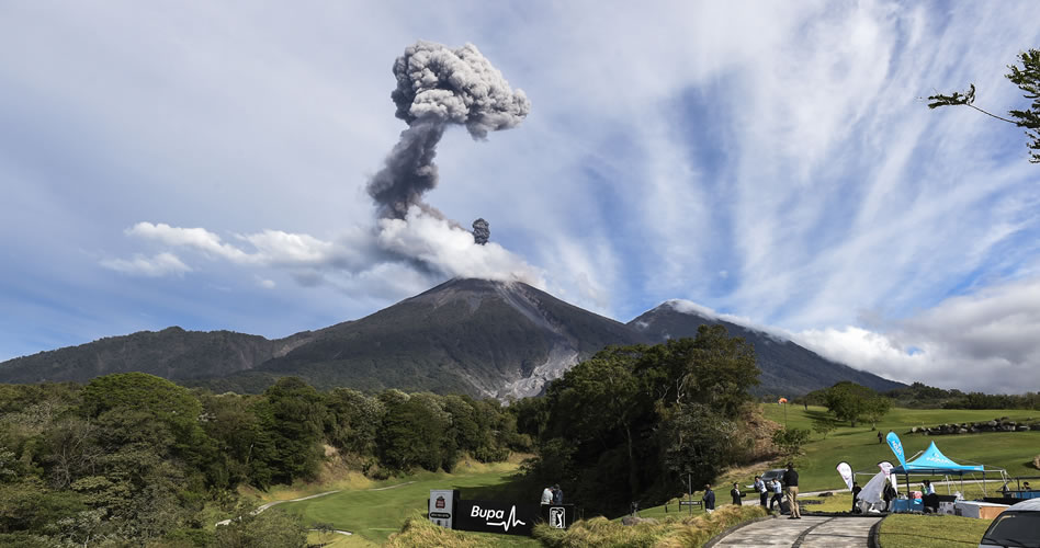 Chileno Espinosa inspirado con Volcán Fuego Maya lleva parcialmente 10 bajo-par