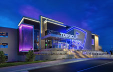 De noche o de día, TOPGOLF es la diversion total para todas las edades (cortesía Florida National News)