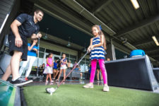 De noche o de día, TOPGOLF es la diversion total para todas las edades (cortesía Forbes)