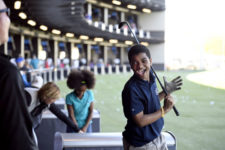 De noche o de día, TOPGOLF es la diversion total para todas las edades (cortesía PR Newswire)