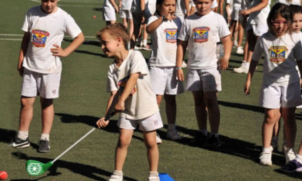 Los chicos del colegio Mark Twain aprenden golf