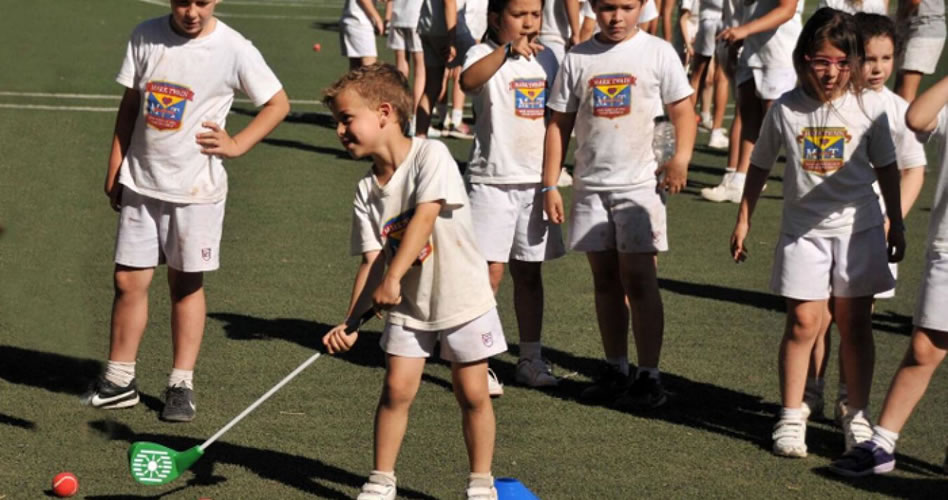 Los chicos del colegio Mark Twain aprenden golf