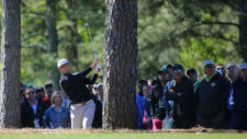 Jon Rahm hits en el hoyo No. 1 (cortesía Augusta National Golf Club)