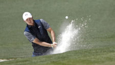 Jordan Spieth sale de un bunker en el hoyo No. 2 (cortesía Augusta National Golf Club)