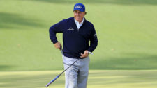 Phil Mickelson sonríe en el hoyo No. 10 (cortesía Augusta National Golf Club)