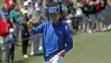 Rickie Fowler saluda al público en el hoyo at No. 2 (cortesía Augusta National Golf Club)